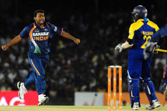 Praveen Kumar ecstatic after getting the wicket of Dilshan