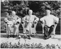 Imagen de los líderes políticos aliados sentados durante la conferencia de Potsdam