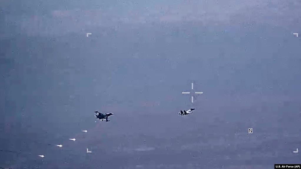 Máy bay SU-34 và SU-35 của quân đội Nga thả pháo sáng trên đường bay của máy bay không người lái MQ-9 Reaper của Không quân Hoa Kỳ, phía dưới bên trái, trên bầu trời Syria, ngày 6/7/2023.