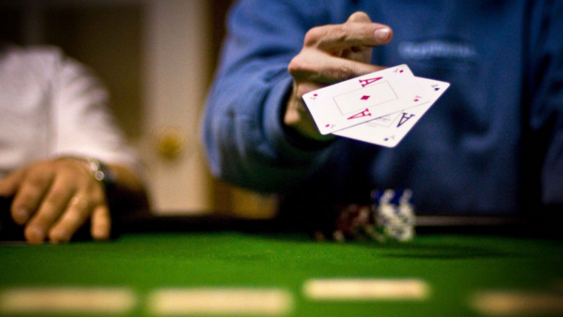 Hành động trong ván Poker - Bỏ bài 
