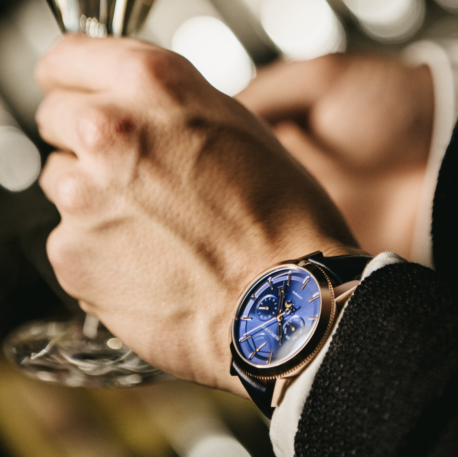 A magnificent timepiece on your wrist makes you look classy, elegant, and sophisticated.