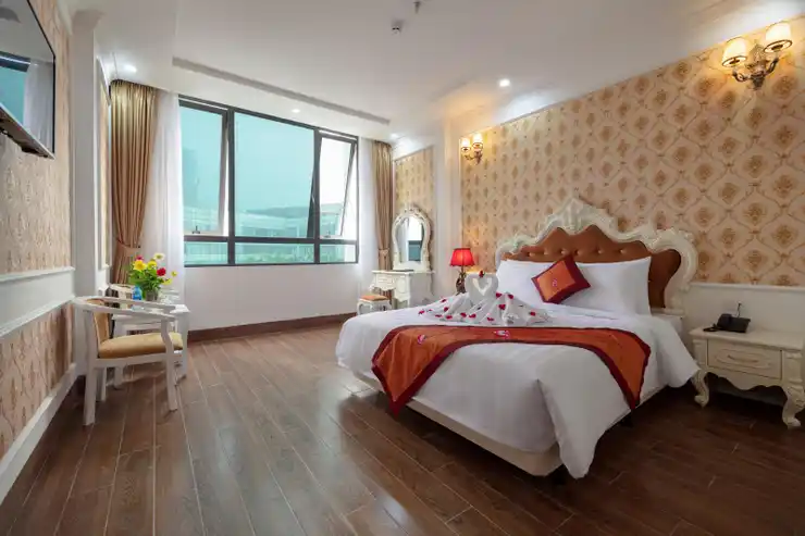 Phòng ngủ tại khách sạn Busan với lối thiết kế sang trọng, tiện nghi và view hướng phố cực đẹp