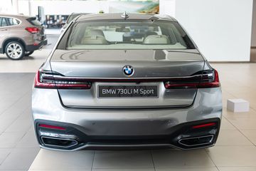 Tổng thể đuôi xe BMW 730 2023 mang đến cảm giác khỏe khoắn, cứng cáp