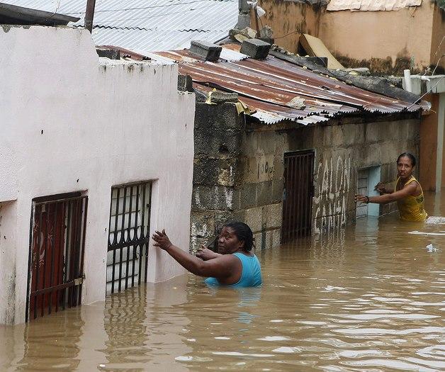 Image result for jovenel distributes after hurricane photos