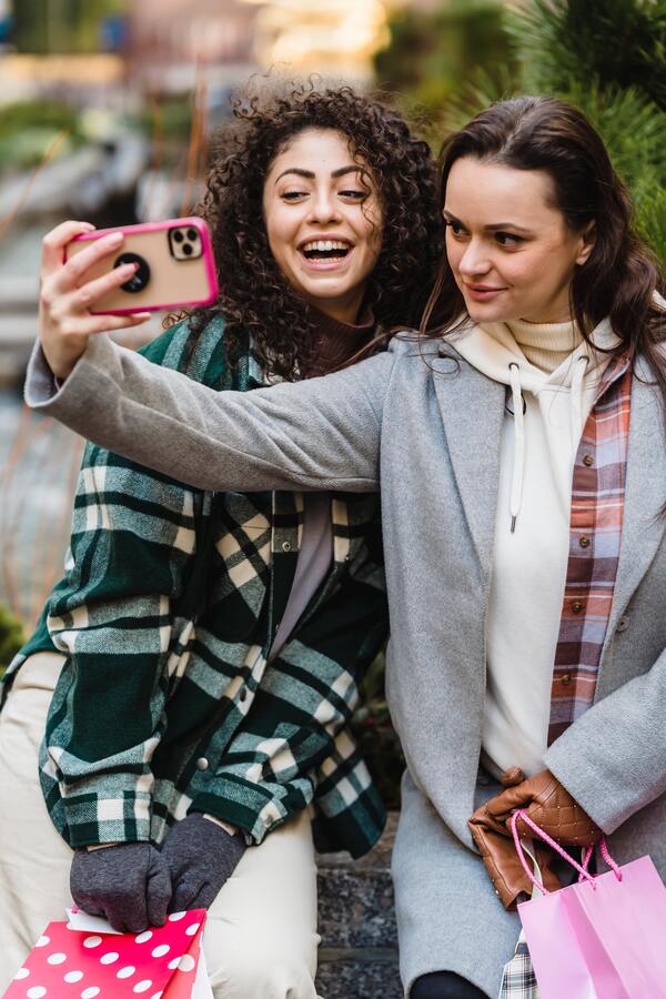 duas mulheres tirando uma selfie