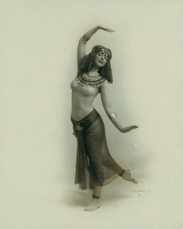 Ruth_St_Denis_in_Egypta_1910.jpg