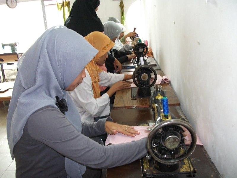 Hasil gambar untuk orang menjahit