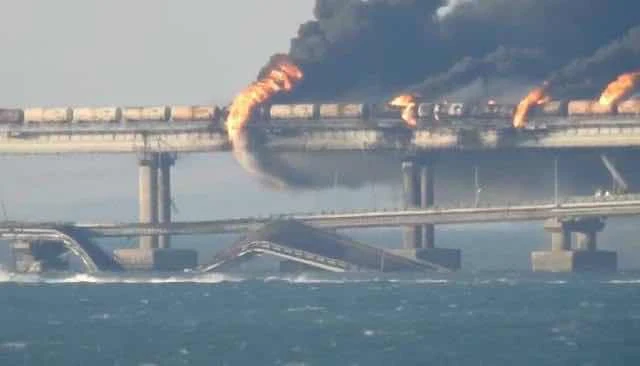 TẤN CÔNG ĐÁNH SẬP CẦU VƯỢT EO BIỂN KERCH - UKRAINE MUỐN KIỂM TRA LIỆU CÔN ĐỒ MÁU LẠNH PUTIN CÓ DÁM LÀM NHƯ ĐÃ HÙ