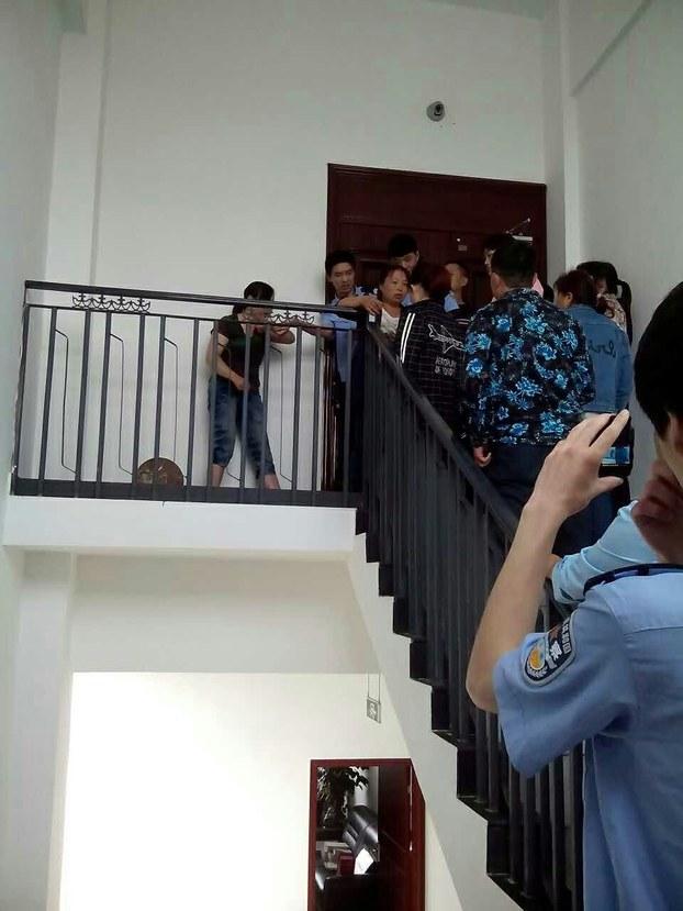 震难属桑军的妻子在楼上试图跳楼。(桑军提供/记者乔龙)