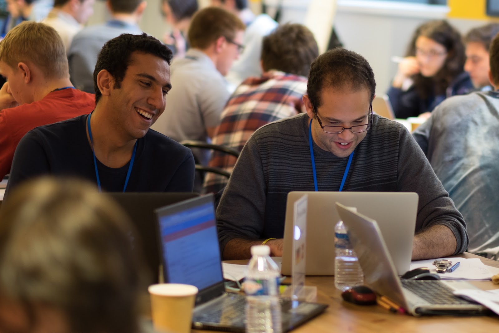 Les équipes en plein travail pour coordonner une flotte de satellites TerraBella pendant la finale 2016 dans les bureaux parisiens de Google