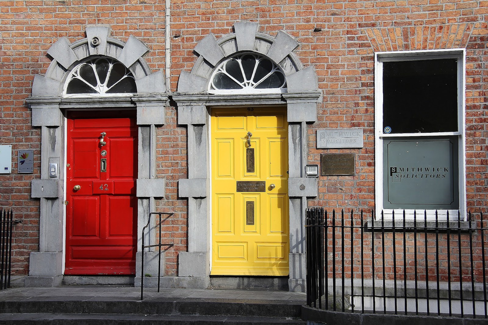 czerwone i żółte drzwi wejściowe