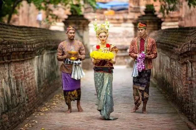 Lịch sử Châu Á tóm gọn lại là có dân tộc mặc quần hai ống,có dân tộc mặc sarong 