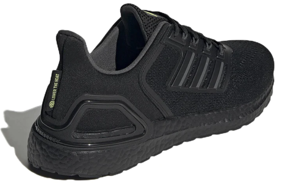 รองเท้า 5 รองเท้าวิ่ง adidas ULTRABOOST โทนสีดำที่สวมใส่เข้าได้กับชุดวิ่ง4