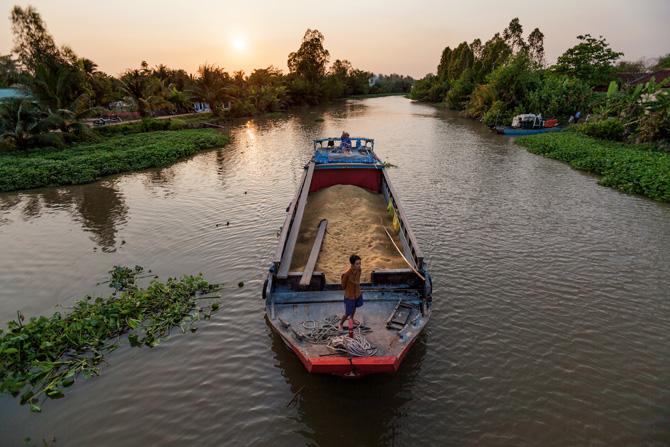 http://ngm.nationalgeographic.com/2015/05/mekong-dams/img/20-vietnam-riverboat-rice-670.jpg