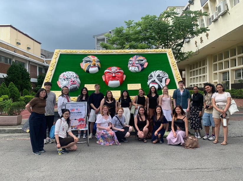 圖二：與美國東北大學于山水老師及學生合影