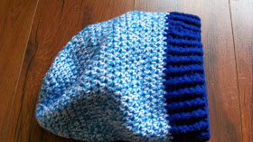 Häkelmütze in blau-weiss