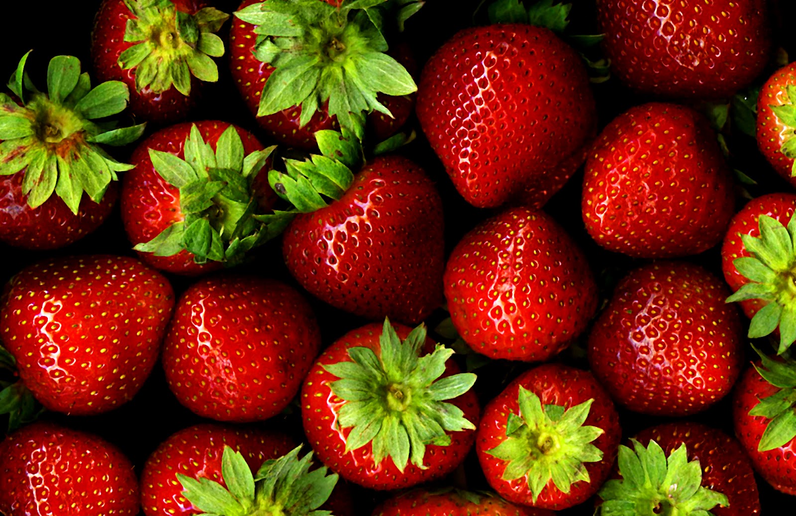 File:Strawberries with hulls