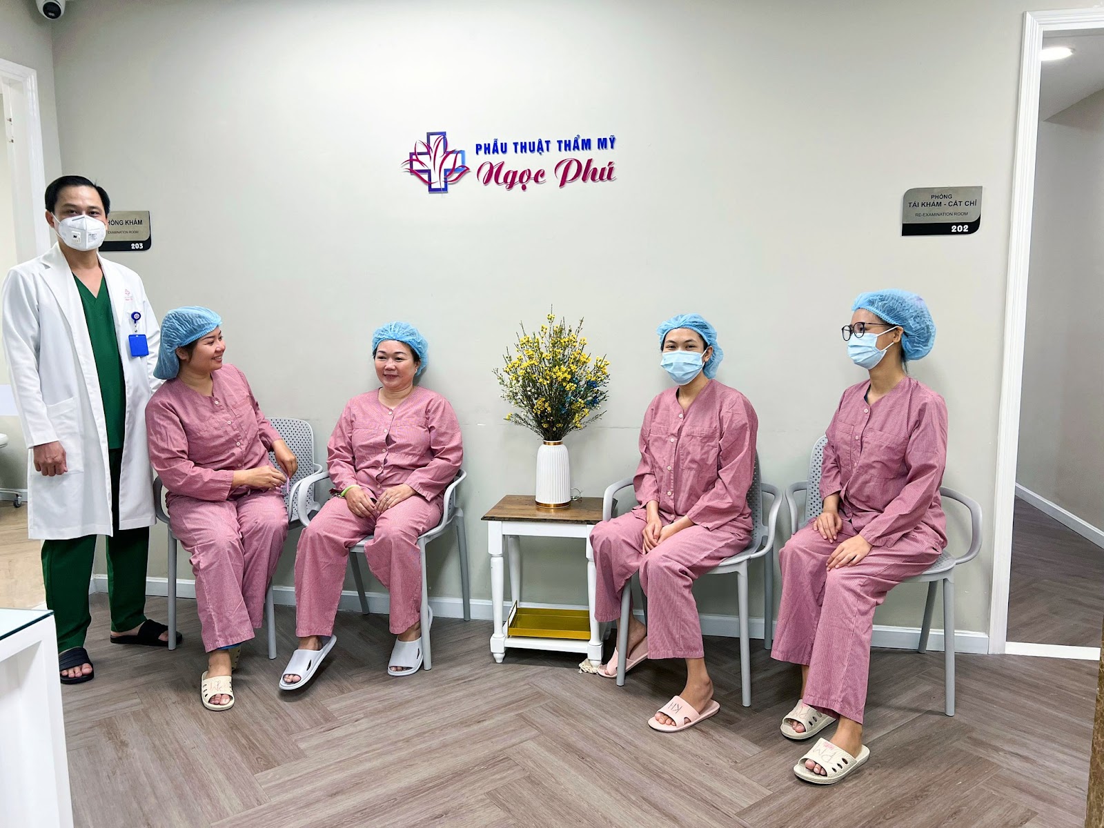 Hình ảnh khách hàng tại Thẩm Mỹ Việt Nam