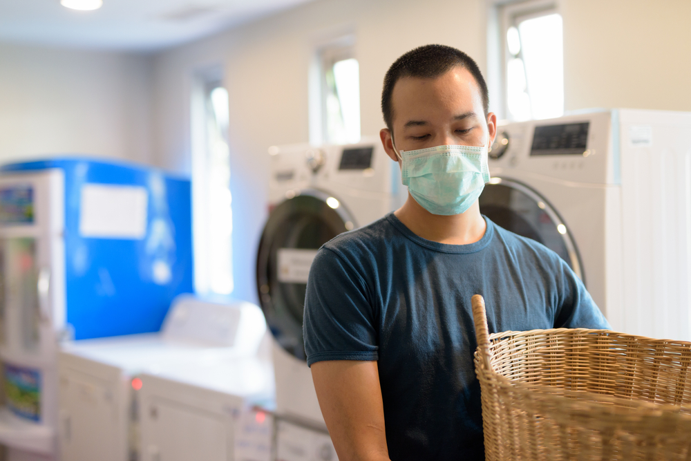 Memasuki new normal, karyawan bisnis laundry harus menggunakan perlengkapan perlindungan diri, minimal masker