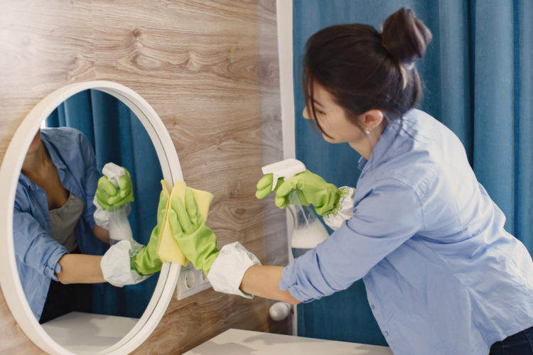 3 maneiras de limpar vidros, janelas e espelhos de sua casa com vinagre: evite manchas ou marcas