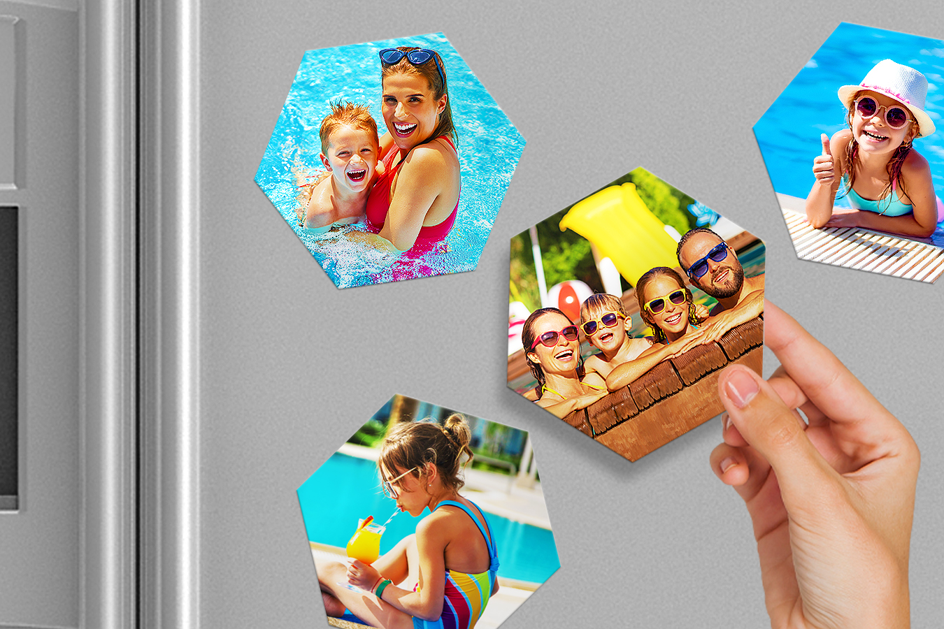4 fotomagneten van een gezin in een zwembad op de koelkast