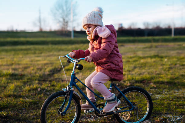 una ragazza in bicicletta sull'erba