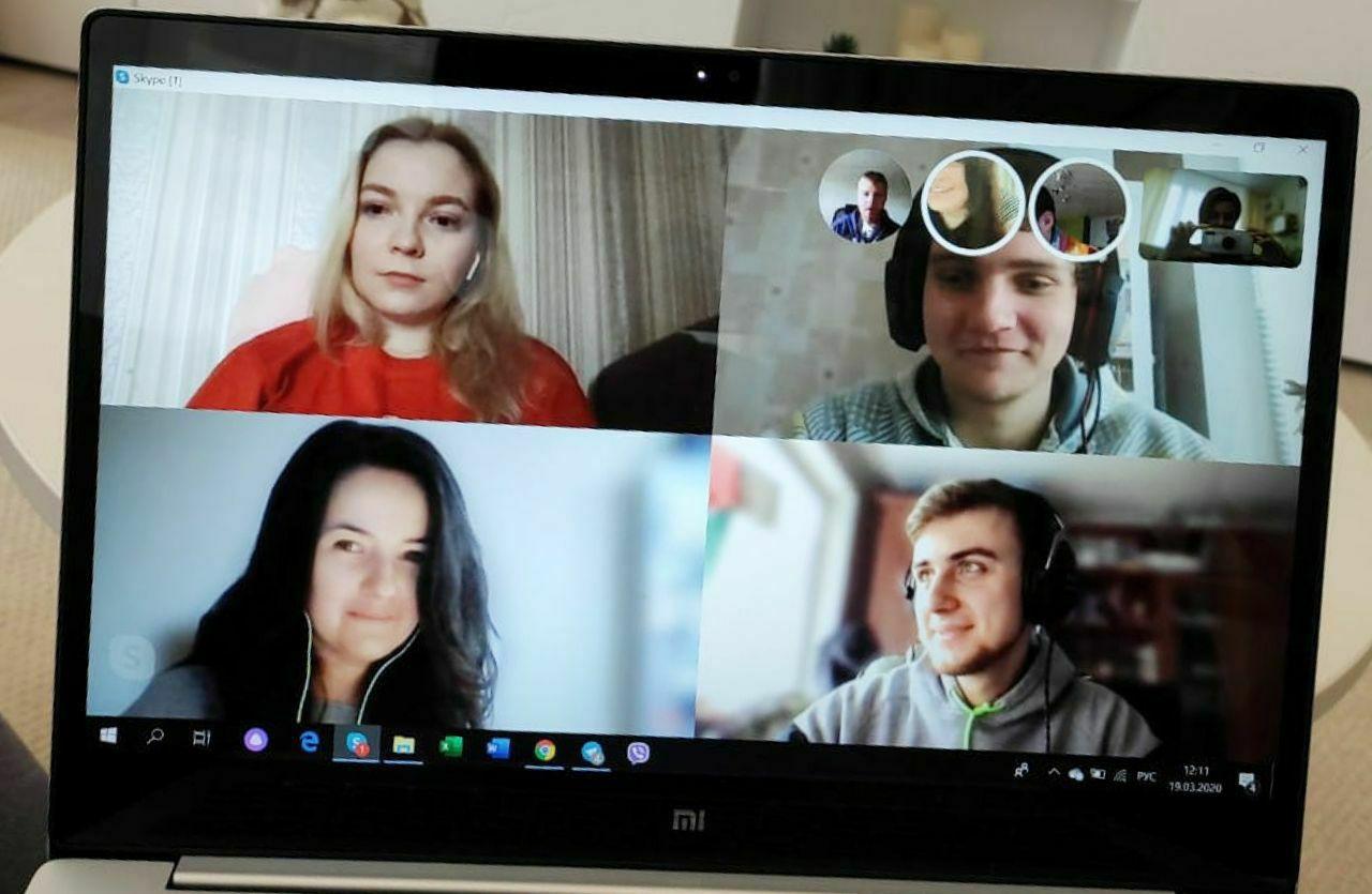 Smart IT employees in a virtual conference