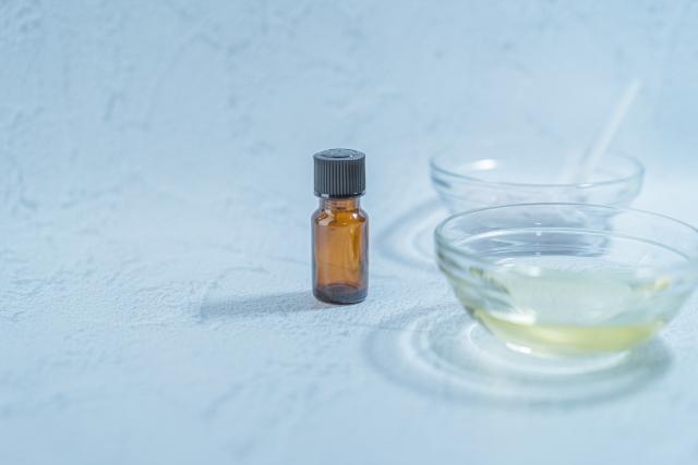 水のボトルとグラス

中程度の精度で自動的に生成された説明