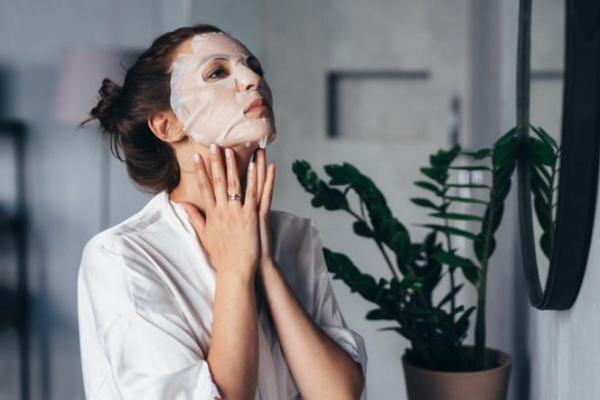A person holding the face

Description automatically generated with low confidence