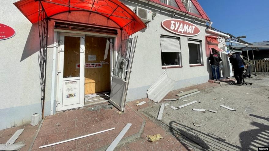 Nhà cửa bị hư hại sau một vụ bắn tên lửa hành trình của Nga vào Kyiv hôm 15/4/2022.