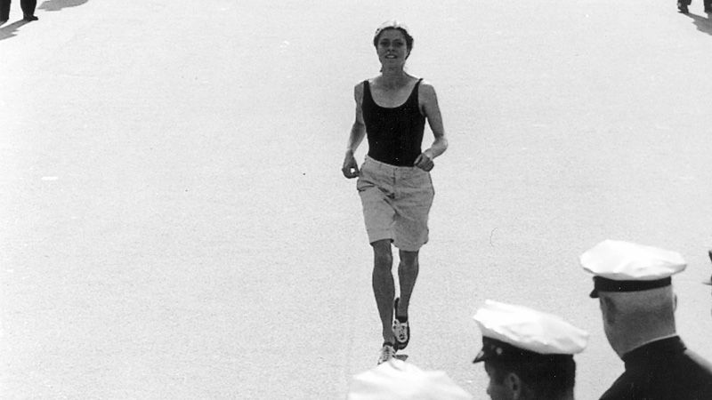 Roberta Gibb w 1966 roku podczas Maratonu Bostońskiego . Fred Kaplan, Sports Illustrated. Żródło: https://www.espn.com/.