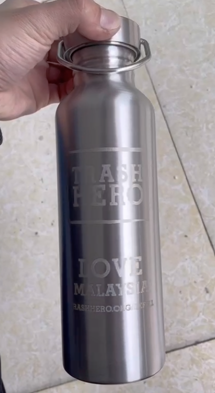 Trash Hero "Love Malaysia" water bottle 100% food grade (304) stainless steel (except for silicone sealing ring inside lid)- Single wall = not insulating- 750ml capacity
