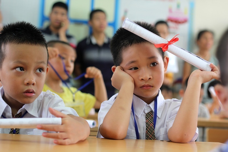 Trẻ chán nản khi đến trường vì áp lực học hành.  (Ảnh: Luatvietnam.vn)