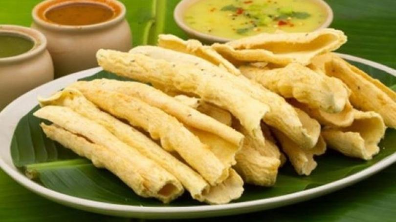 Take the crispy-crunchy fafdas out on a plate and serve hot with green chut...