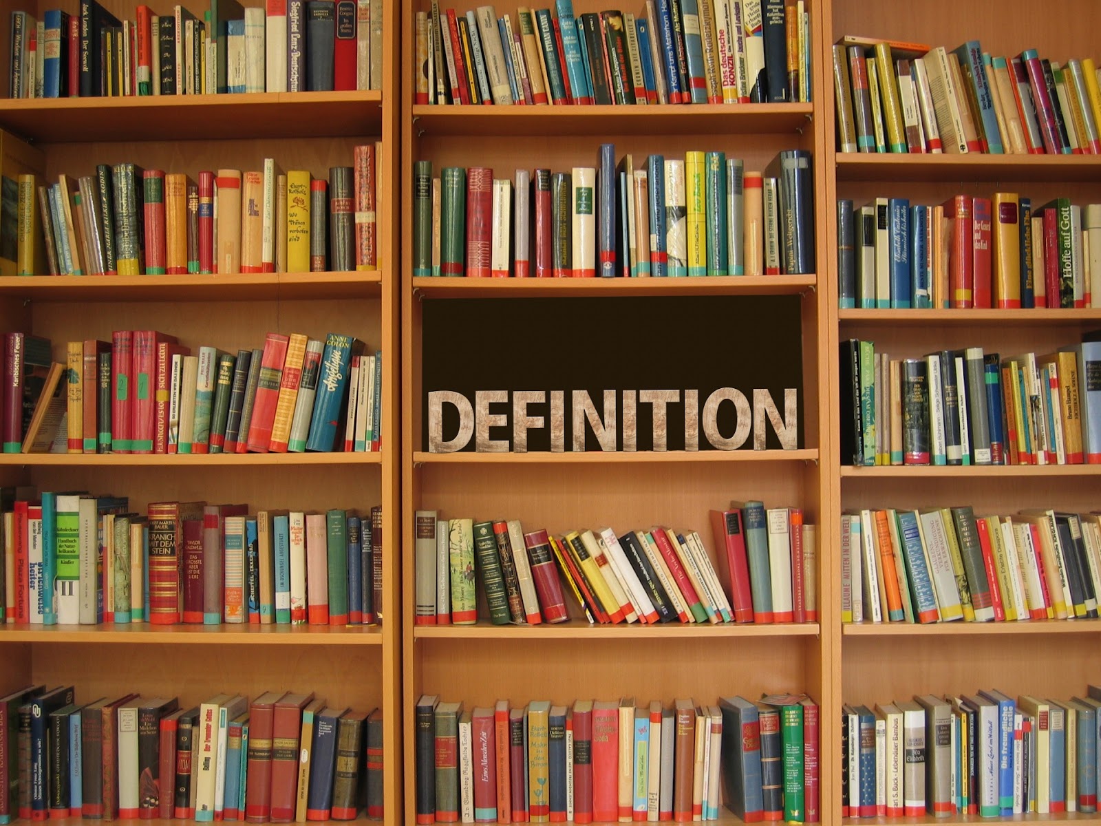 किताबों की एक लाइब्रेरी, जिसमें केंद्र में “परिभाषा” शब्द है।