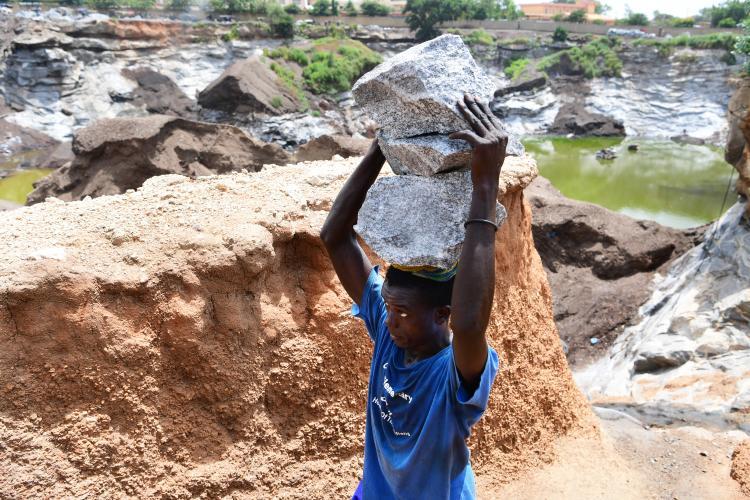 Niños trabajan en una mina en Burkina Faso