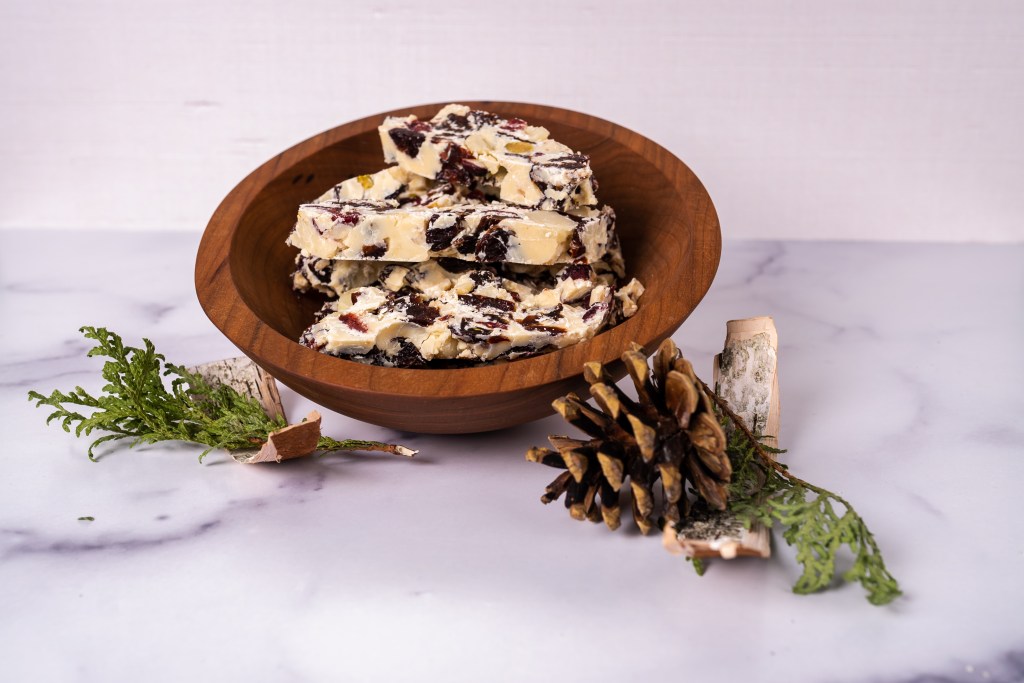 This image has an empty alt attribute; its file name is White-Chocolate-Holiday-Bark-211227-19-1024x683.jpg