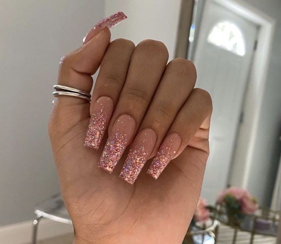 Imagem com unhas encapsuladas com glitter em degradê rosa
