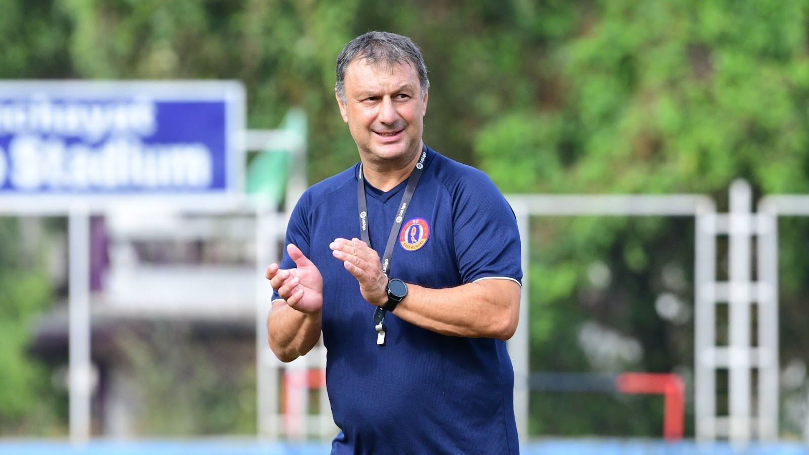 Manolo Diaz taking charge of an East Bengal training session