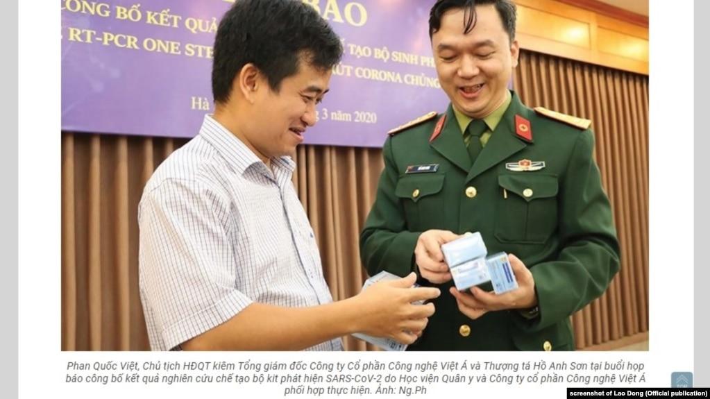 Ông Phan Quốc Việt (trái), chủ hãng Việt Á; và ông Hồ Anh Sơn (phải) thuộc Học viện Quân y tại họp báo về bộ xét nghiệm Covid của Việt Á, tháng 3/2020. 