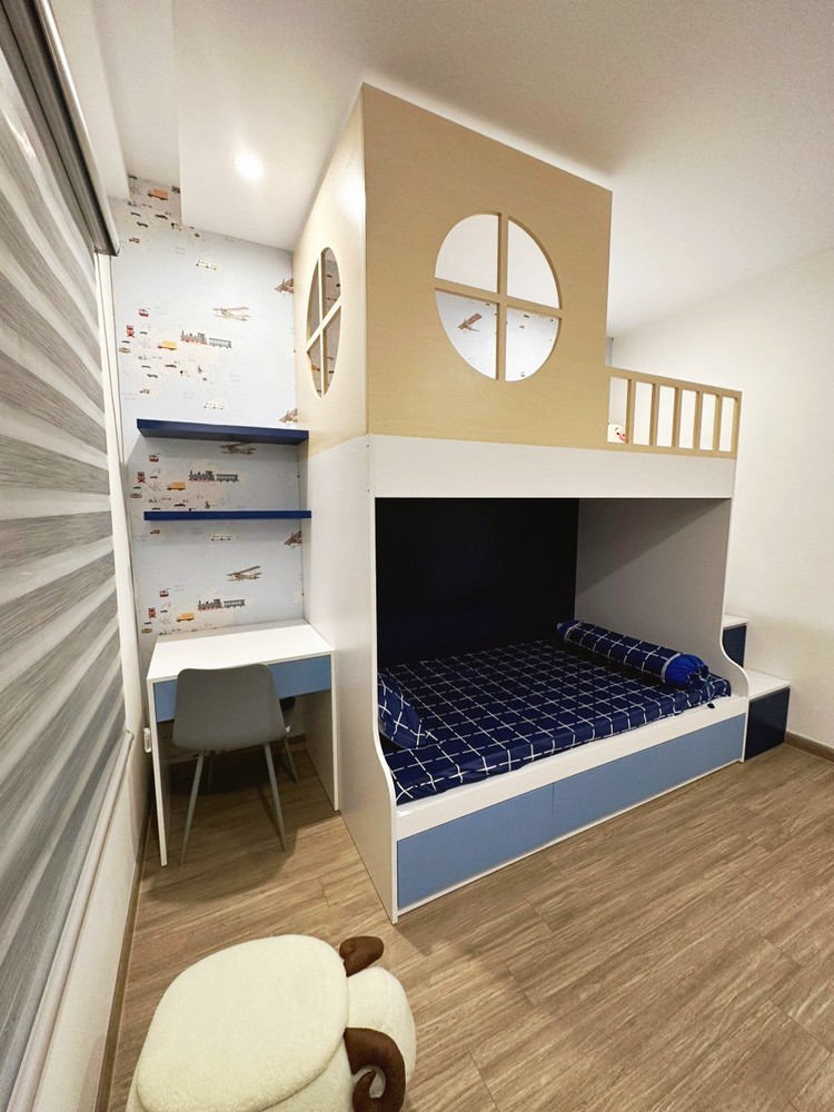 Phòng ngủ nhỏ bố trí giường tầng cho 2 trẻ do Nội thất Huy Bảo Tín thiết kế