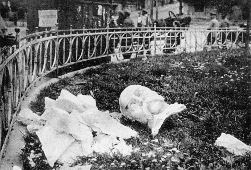 Розбитий бюст Тараса Шевченка на Царській (Європейській) площі. Серпень-вересень 1919-го