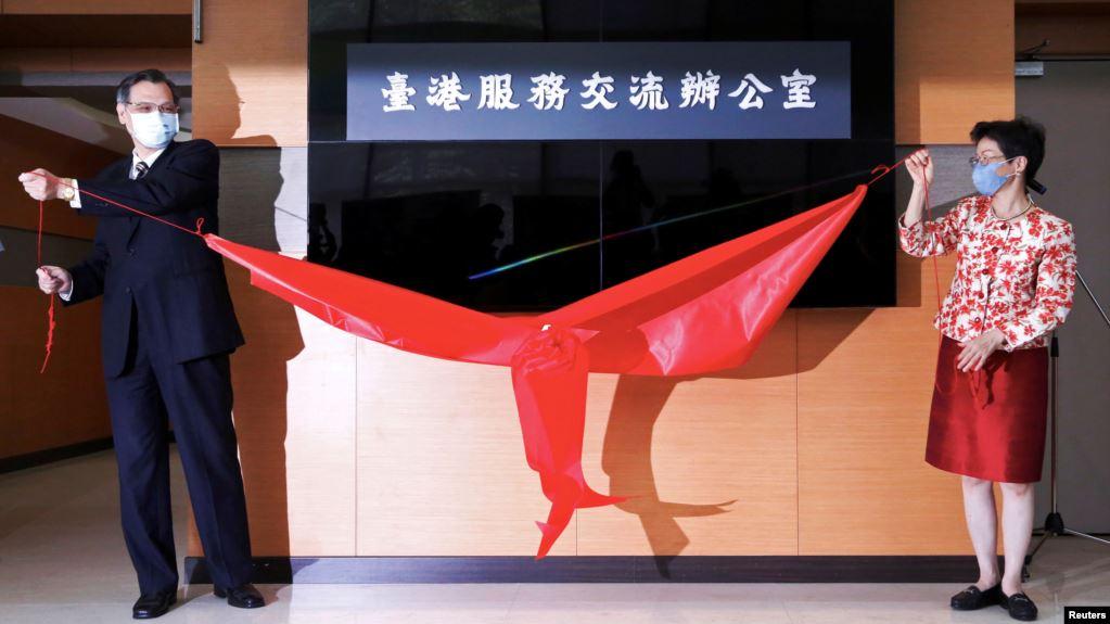 台湾陆委会主委陈明通（左）在台北为台港服务交流办公室揭牌。（2020年7月1日)
