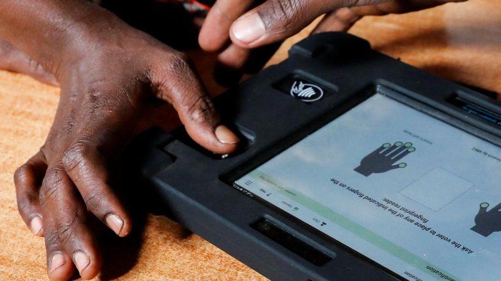 يستخدم ناخب مجموعة أدوات نظام إدارة الانتخابات المتكامل في كينيا (KIEMS) قبل المشاركة في العملية الانتخابية في مركز اقتراع من قبل لجنة الانتخابات والحدود المستقلة (IEBC) في مدرسة إيواسو كيدونغ الابتدائية في مقاطعة كاجيادو ، كينيا ، 9 أغسطس 2022