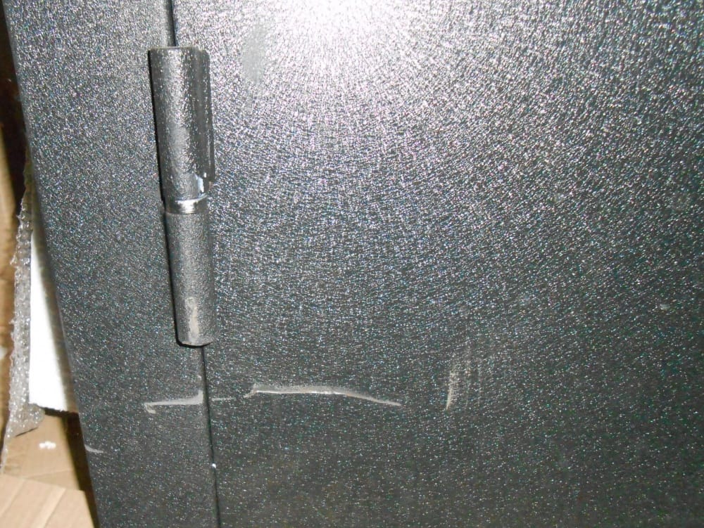 Покрытие металлической двери с царапинами
