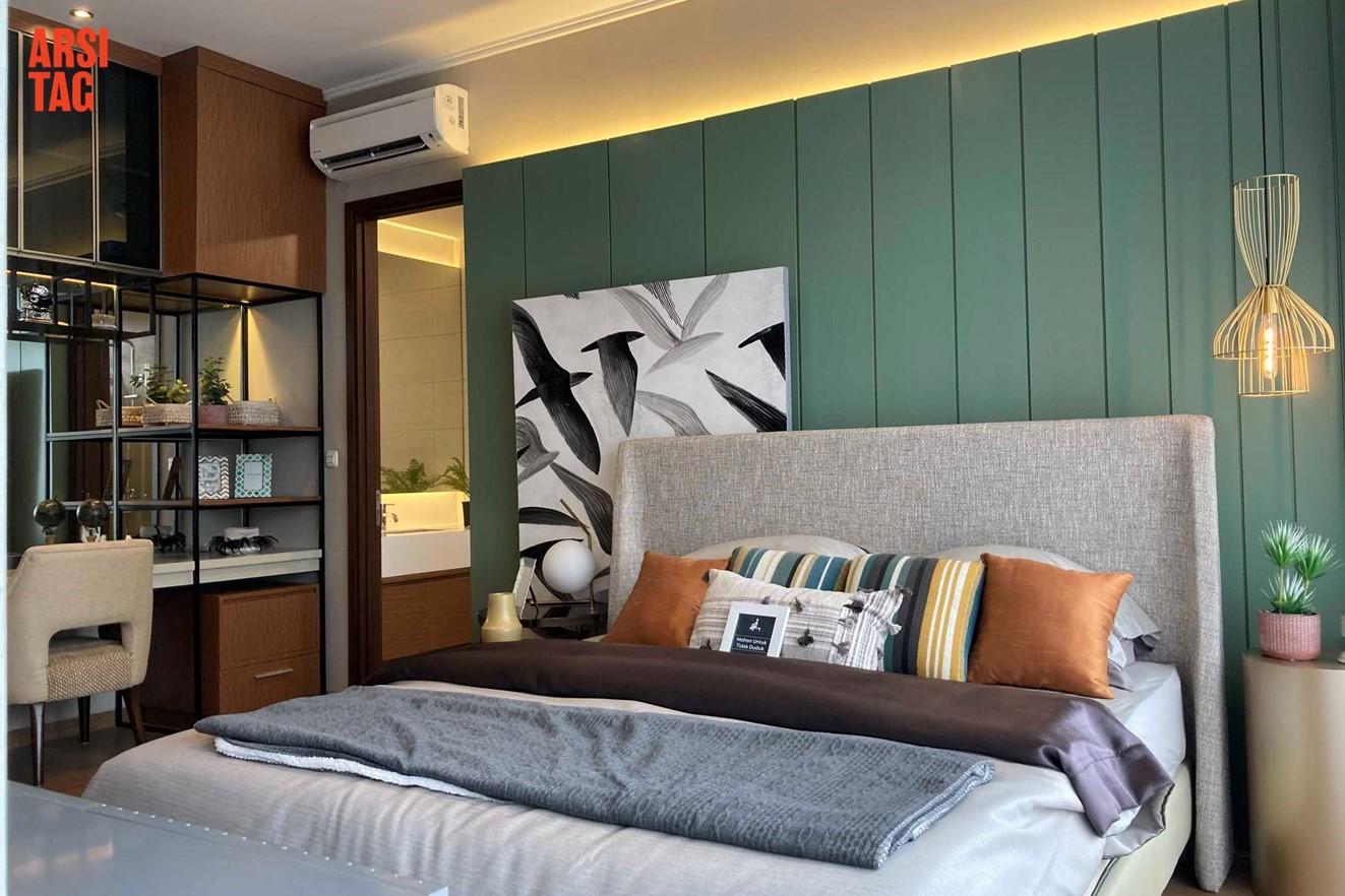 Panel dinding hijau tosca pada kamar tidur karya Stupaliving via Arsitag