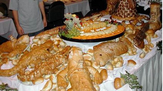 Roti Buaya di acara pernikahan