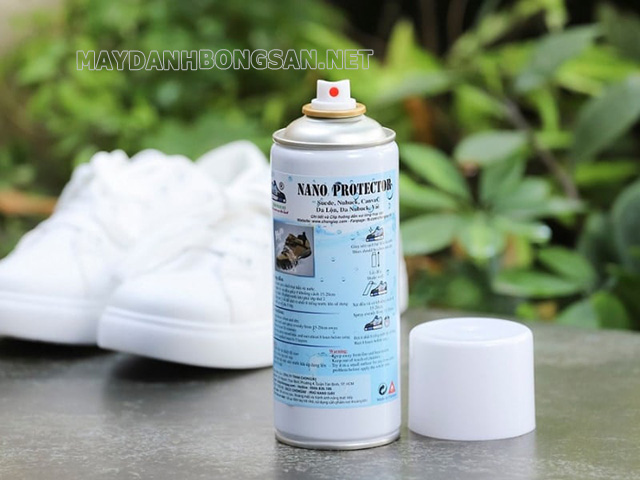 Dùng bình xịt nano để tạo lớp bảo vệ cho giày trắng