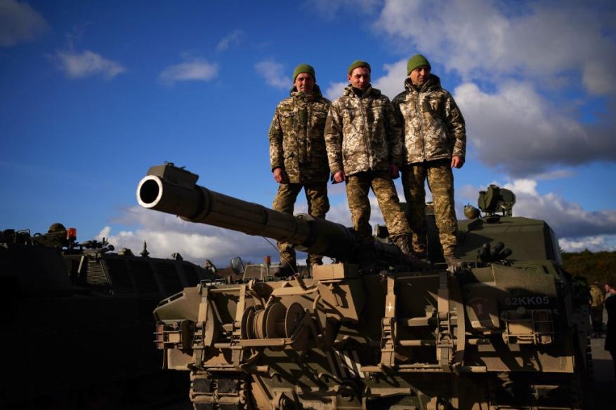 Ukraine mất xe tăng Challenger 2 đầu tiên, ông Zelensky thăm tiền tuyến Donetsk