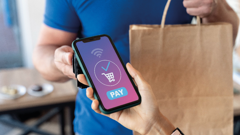 امروز در جهان Visa، Matercard و American Express کارت‌های بانکی بدون تماس را ارئه می‌دهند. در حالیکه Apple Pay، Google Pay،Samsung Pay  وVenmo را می‌توان در زمره محبوب‌ترین برنامه‌های کیف پول دیجیتال در قالب گوشی‌های هوشمند نام برد.